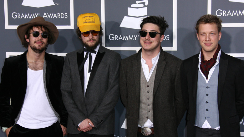Mumford & Sons posing at the Grammy awards
