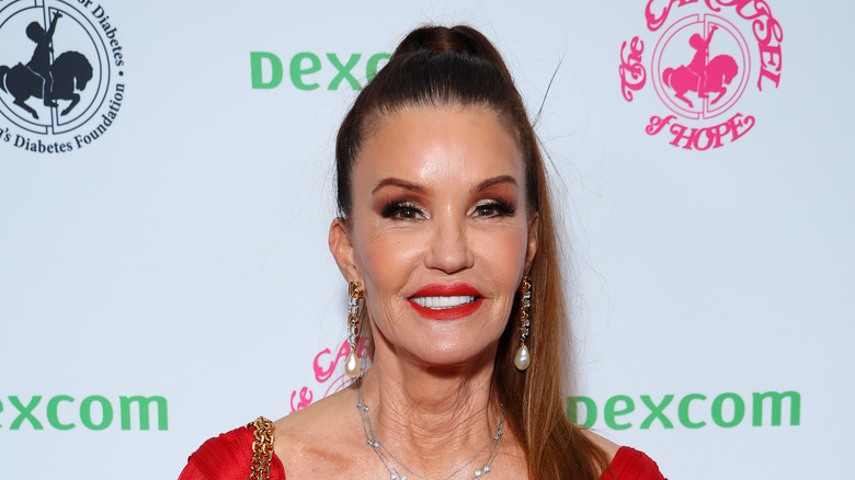 Janice Dickinson posing at an event
