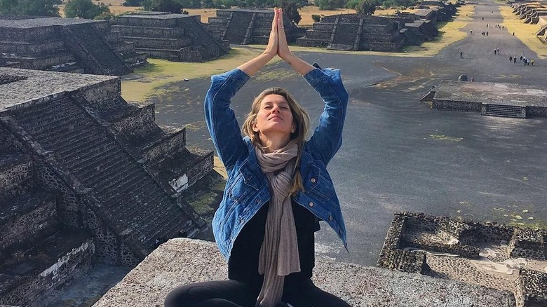 Gisele Bundchen posing with Teotihuacan pyramids