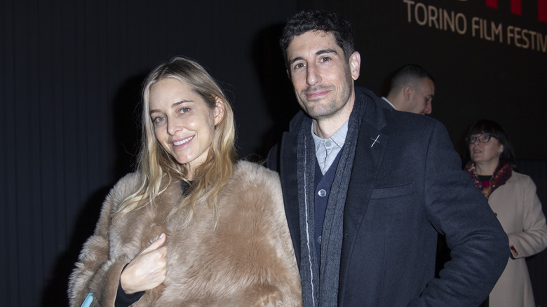 Jenny Mollen and Jason Biggs smiling