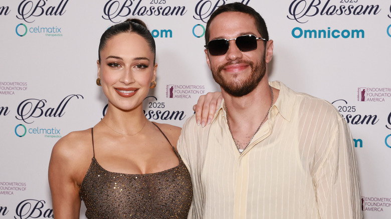 Elsie Hewitt and Pete Davidson posing
