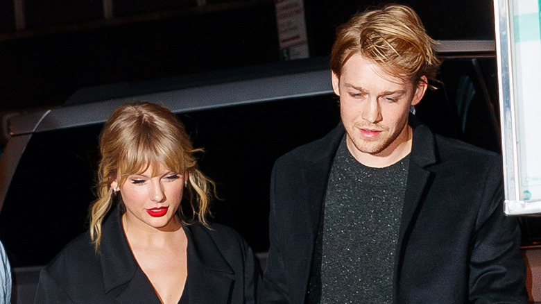 Taylor Swift and Joe Alwyn walking