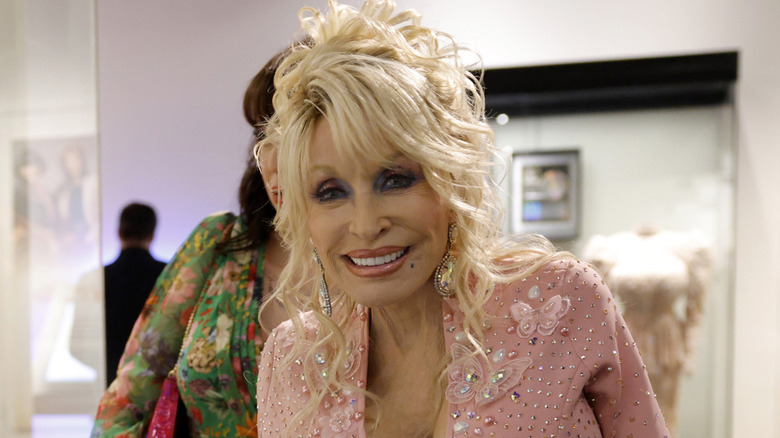 Dolly Parton smiling at the Country Music Hall of Fame