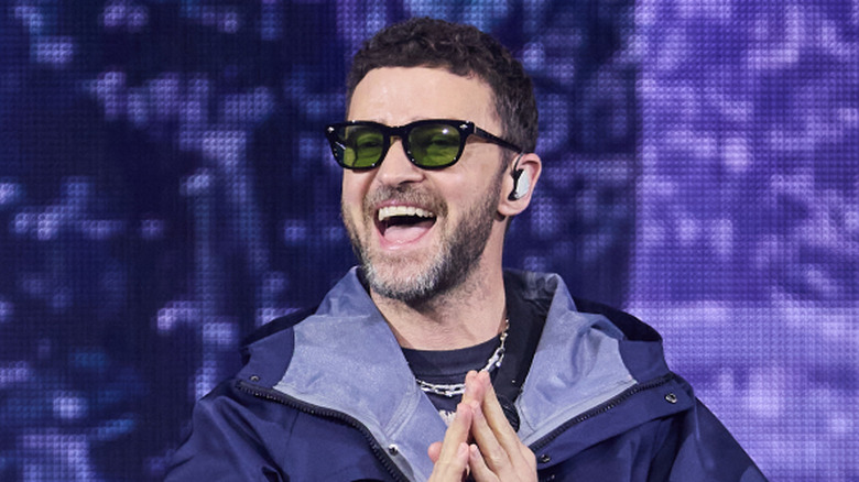 Justin Timberlake clapping onstage