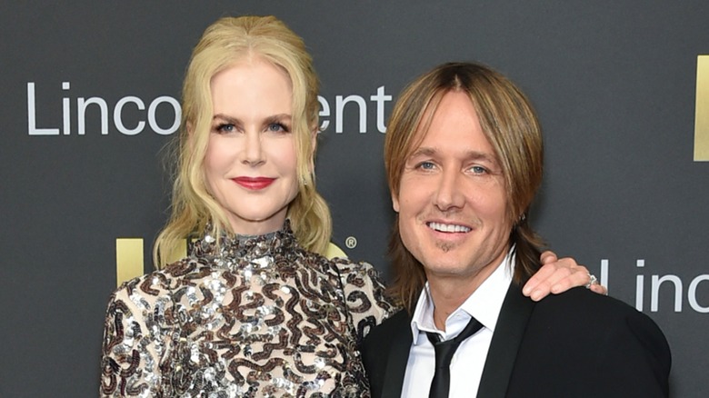 Nicole Kidman, Keith Urban posing together