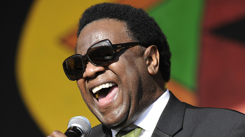 Al Green singing on stage