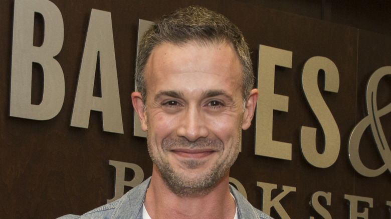 Freddie Prinze, Jr. at Barnes and Noble