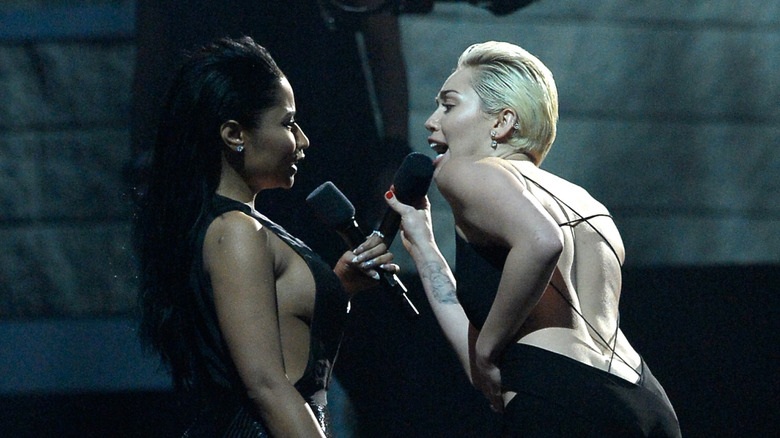Miley Cyrus gesturing at Nicki Minaj