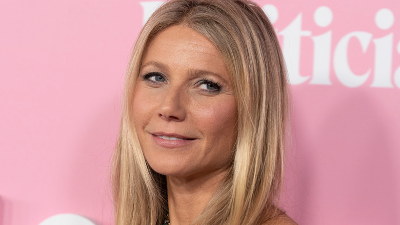 Gwyneth Paltrow posing for cameras