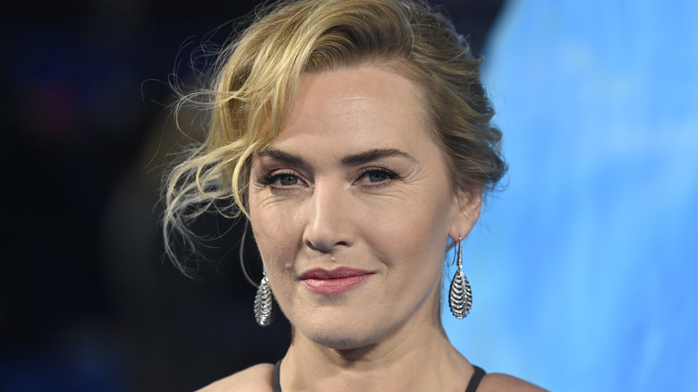 Kate Winslet smiling leaf earrings