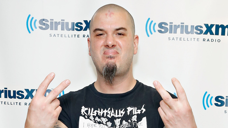 Phil Anselmo throwing up peace fingers