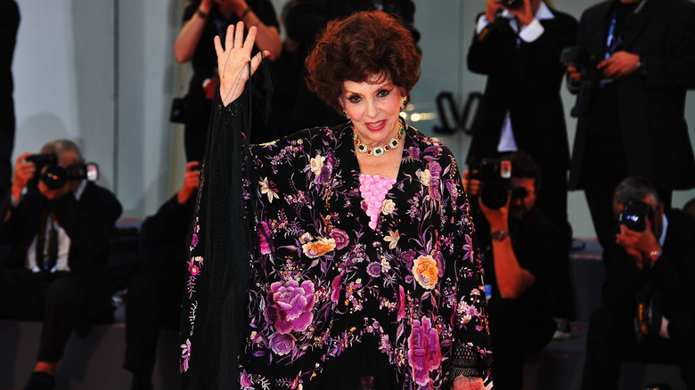 Gina Lollobrigida waving
