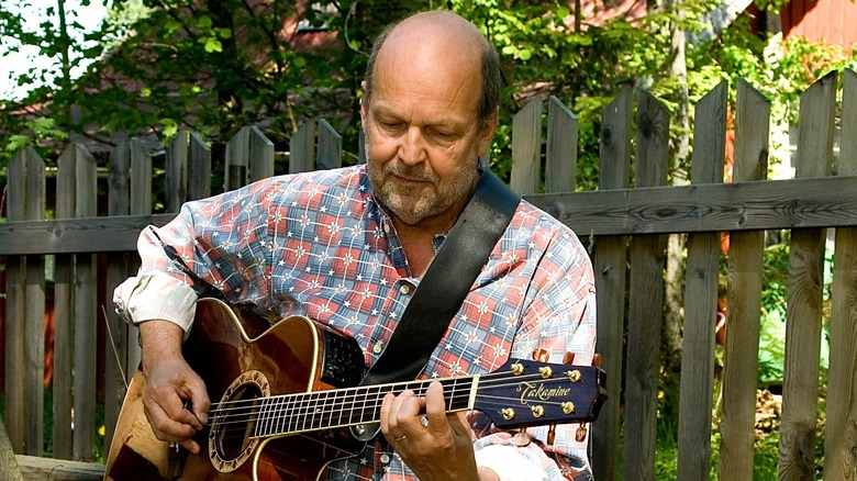 Lasse Wellander playing guitar