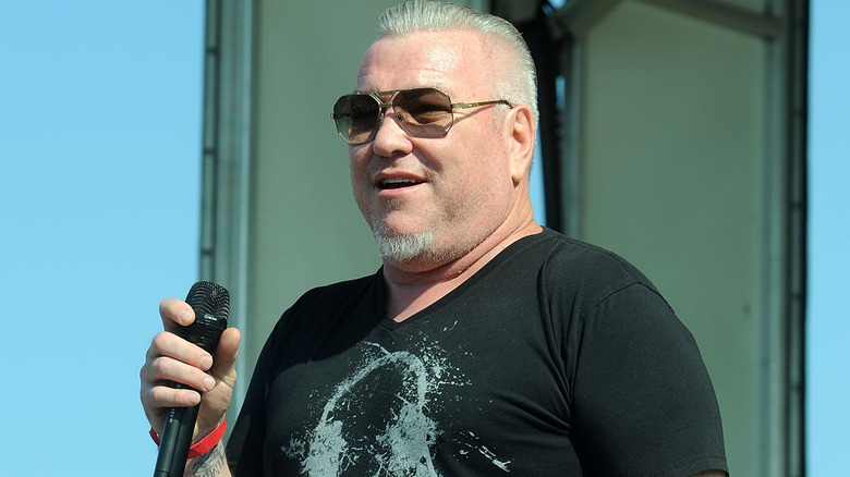 Steve Harwell, holding a microphone