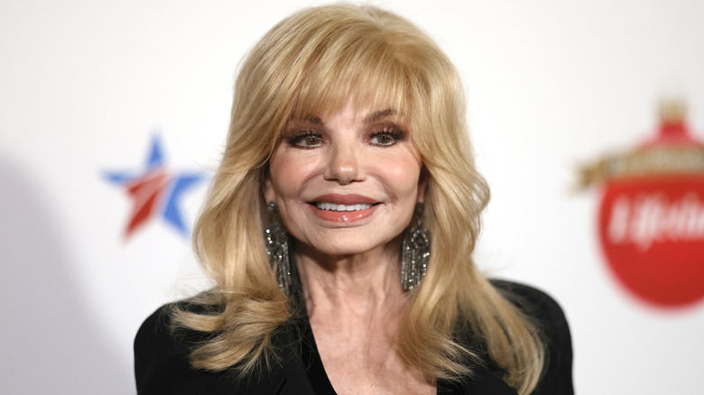 Loni Anderson smiling on the red carpet