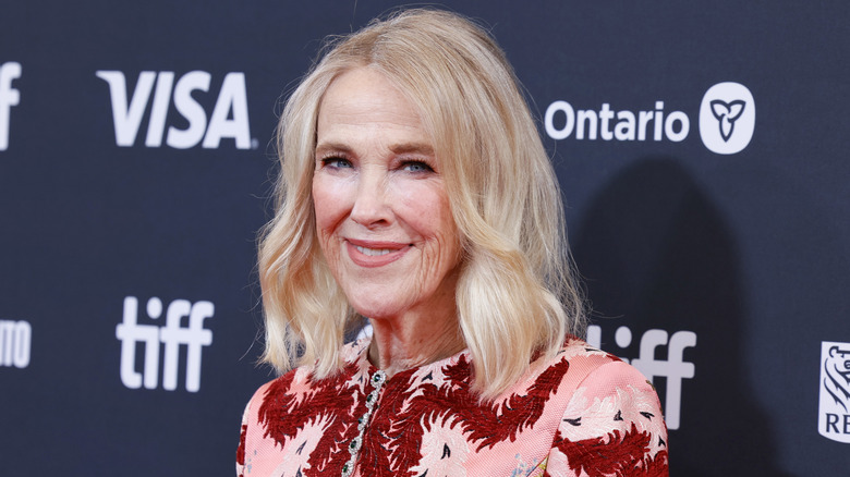 Catherine O'Hara posing on the red carpet.
