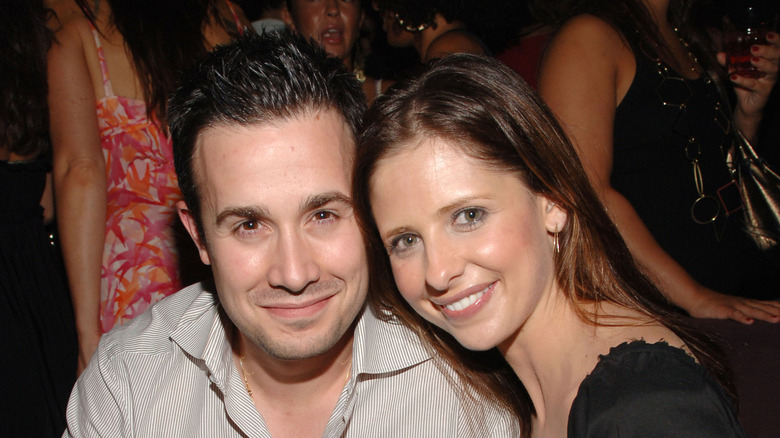 Freddie Prinze Jr. and Sarah Michelle Gellar posing for a photo