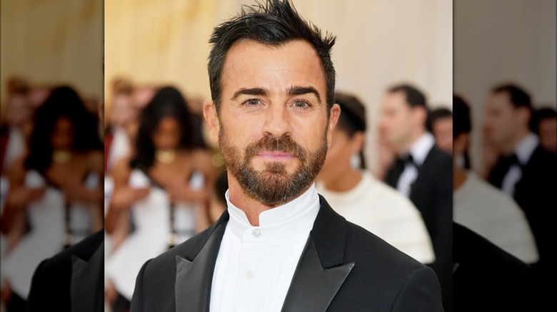 Justin Theroux posing