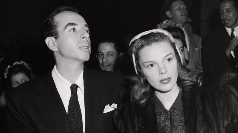 Vincente Minnelli with Judy Garland walking together