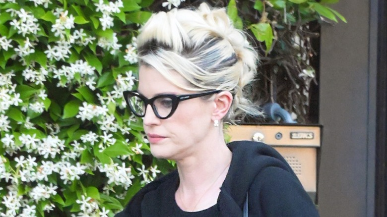 Kelly Osbourne heading out to dinner with friends