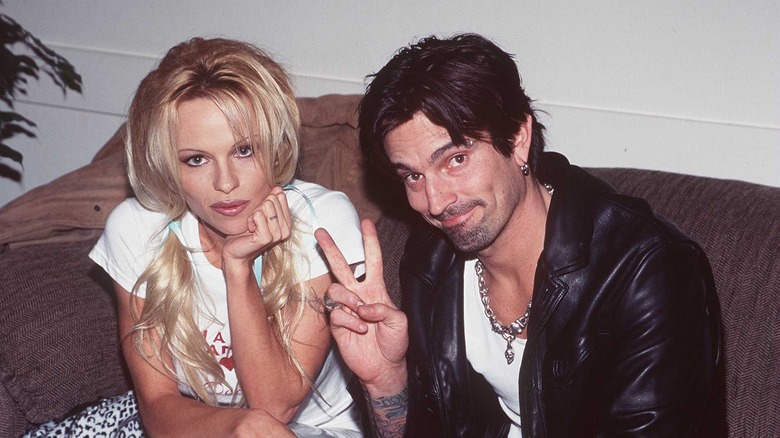 Pamela Anderson Tommy Lee posing