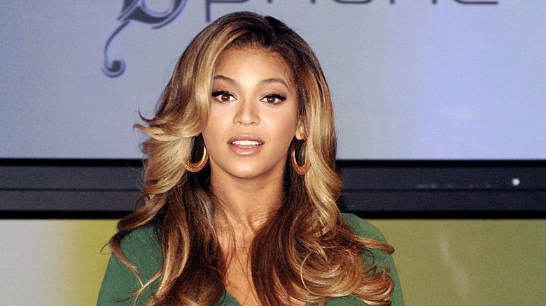 Beyoncé wearing hoop earrings 