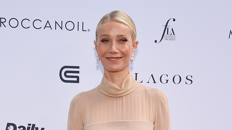 Gwyneth Paltrow updo pearl earrings
