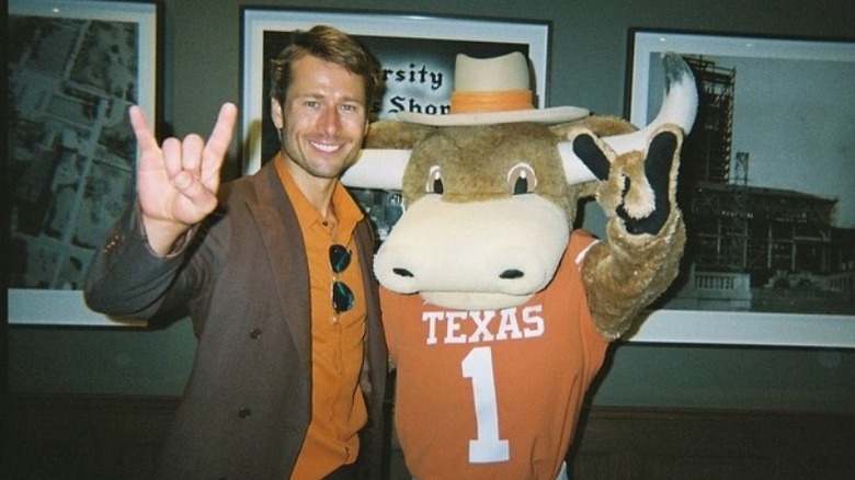 Glen Powell poses with Texas Longhorn mascot