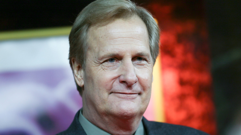 Jeff Daniels smirking