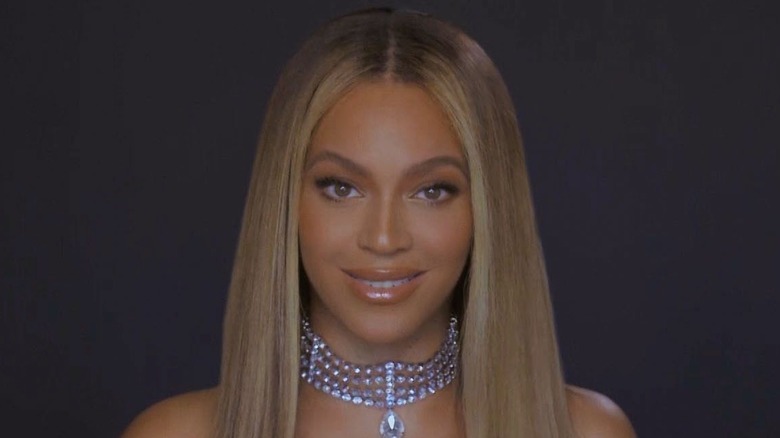 Beyonce wearing diamond choker
