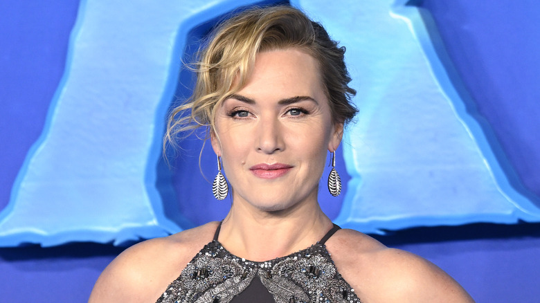 Kate Winslet posing at movie premiere 