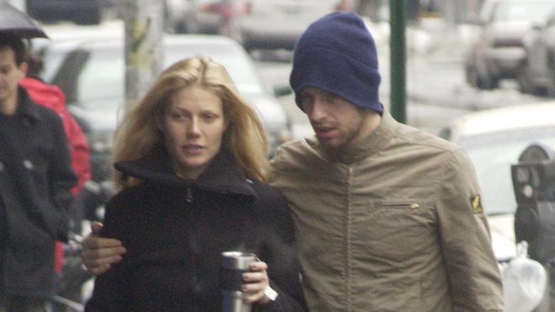 Gwyneth Paltrow walking down the street with Chris Martin