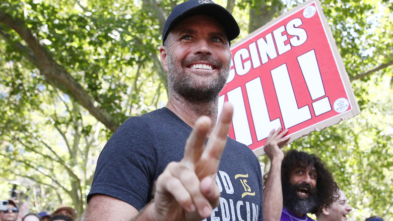 Pete Evans flashing peace sign 