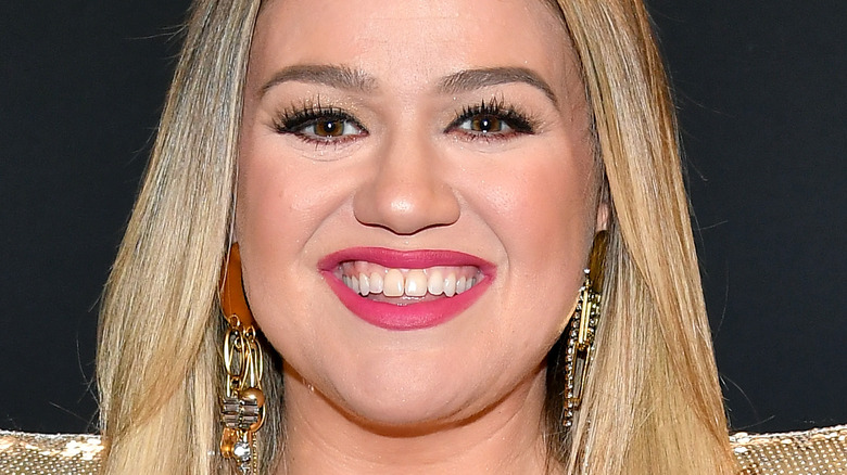 Kelly Clarkson smiling