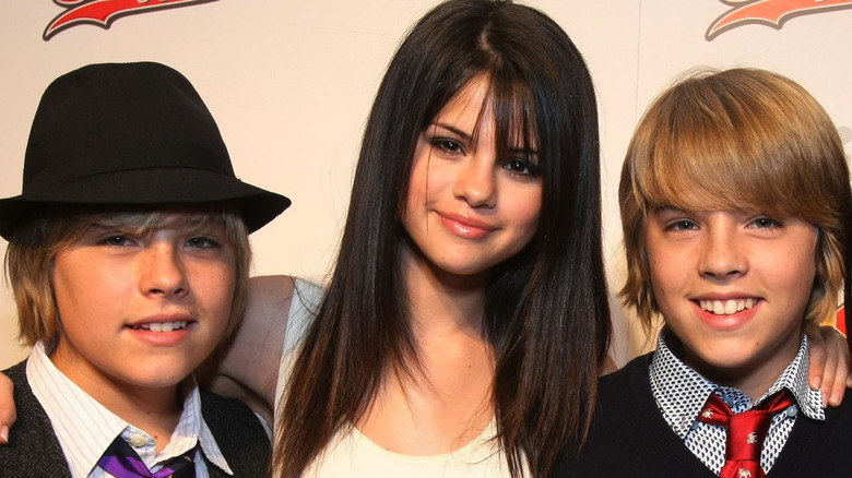 Selena Gomez posing between the Sprouse twins