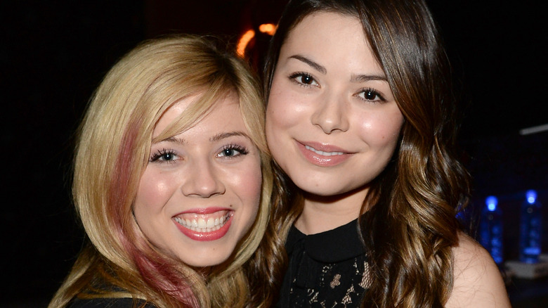 Jennette McCurdy and Miranda Cosgrove smiling