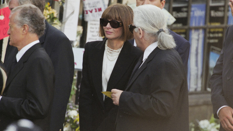 Anna Wintour walking outside