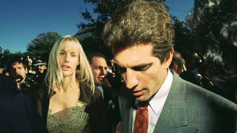 Daryl Hannah looking at John F Kennedy Jr