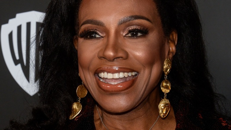 Sheryl Lee Ralph wearing gold earrings