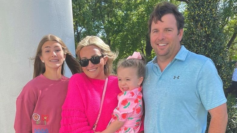 Jamie Lynn Spears posing outdoors with family