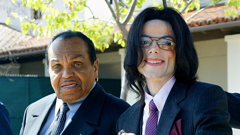 Joseph and Michael Jackson outside Santa Maria Superior Court