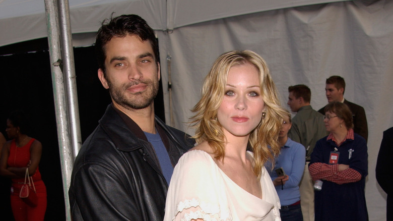 Johnathon Schaech behind Christina Applegate 