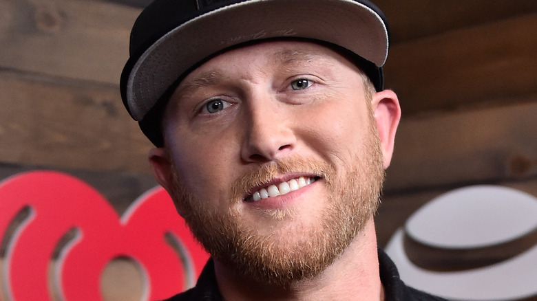 Cole Swindell posing