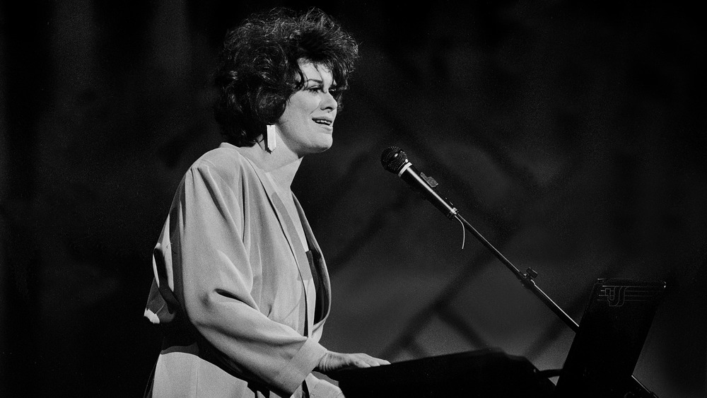 K.T Oslin performing in 1990