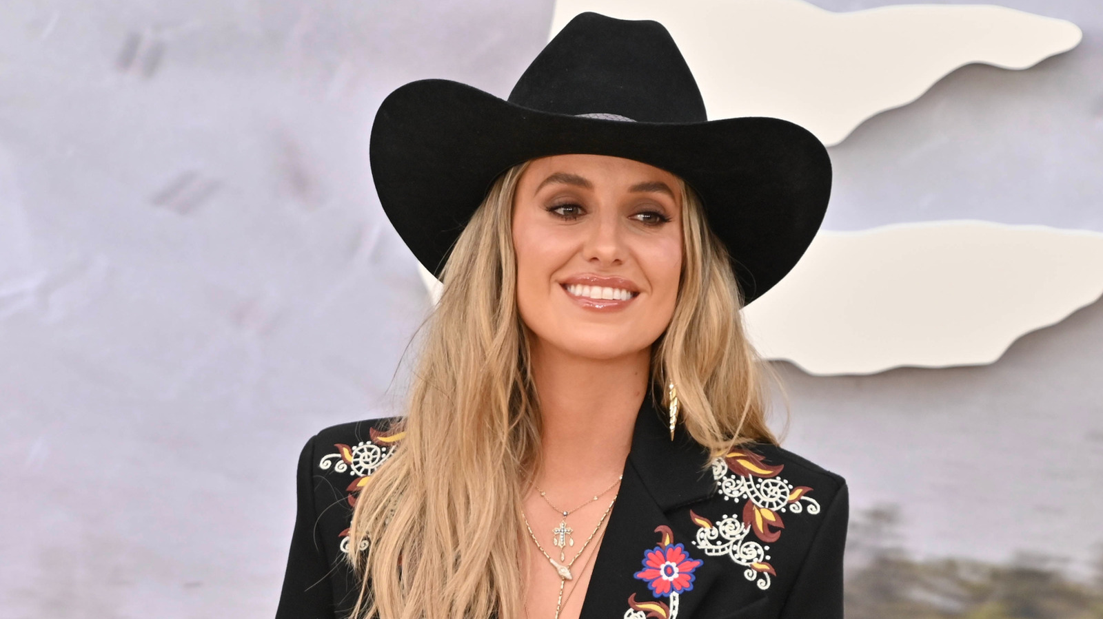 Country Superstar Lainey Wilson Is Still Absolutely Stunning Without Her Hair Extensions