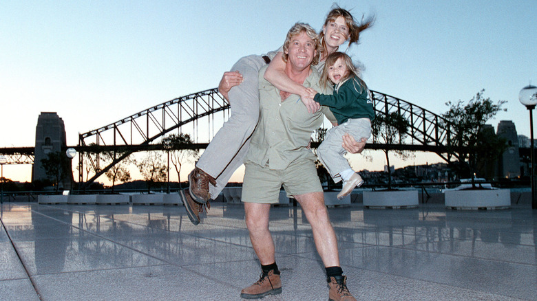 Steve Irwin holding Terri Irwin and Bindi Irwin.