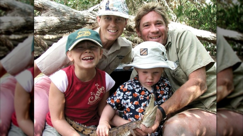 Terri Irwin and Steve Irwin posing with their kids