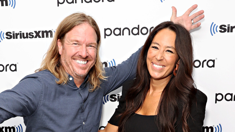 Joanna Gaines and Chip Gaines pose in 2021