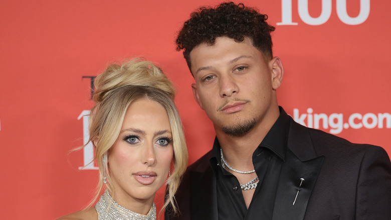 Brittany Mahomes Patrick Mahomes posing