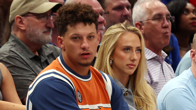 Patrick Mahomes Brittany Mahomes sitting courtside